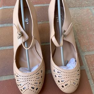 ⭐️HOST PICK⭐️ NWT NIB JG Retro Look Nude Heels